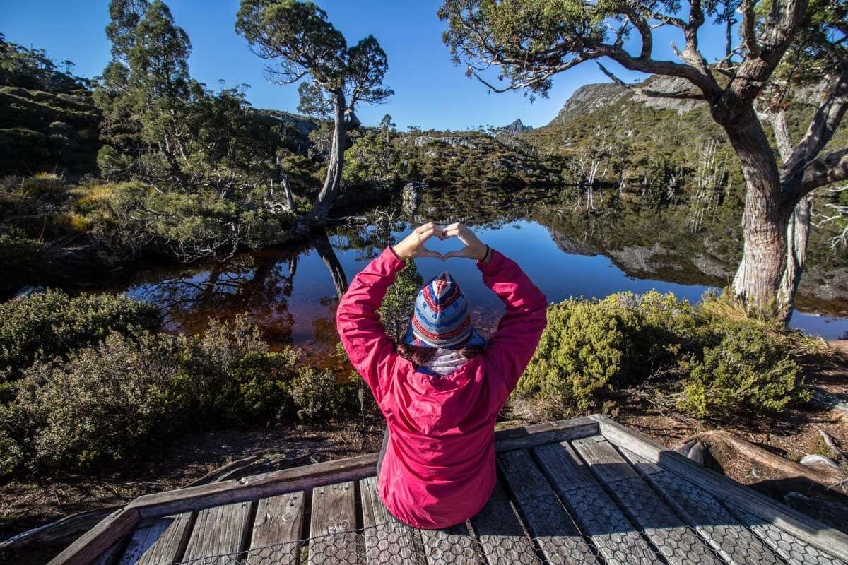 Trekování v NP Cradle Mt je oáza klidu. Stovky kilometrů stezek, jen pár turistů a desítky jezer a křivolakých skal k objevování