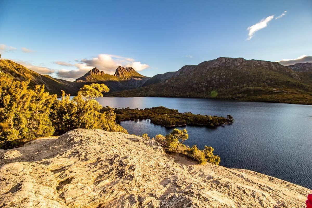 Trekování v NP Cradle Mt je oáza klidu. Stovky kilometrů stezek, jen pár turistů a desítky jezer a křivolakých skal k objevování