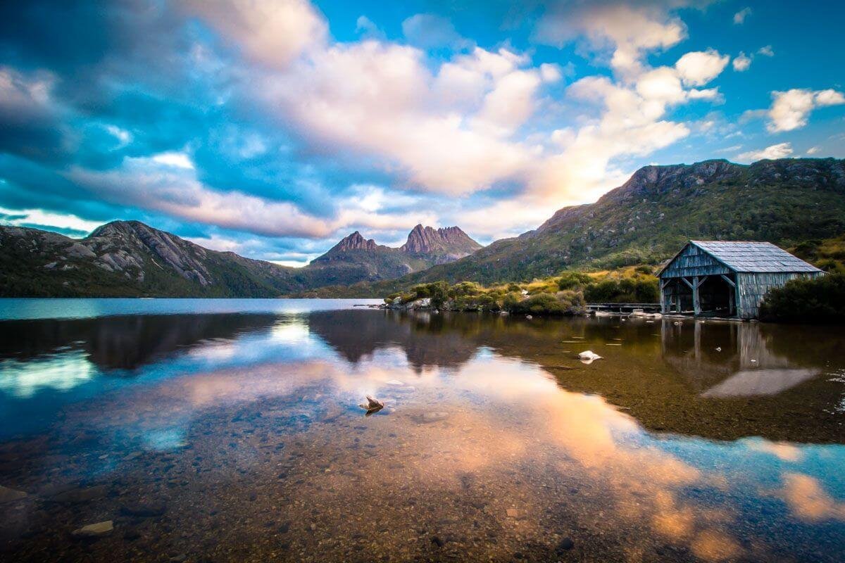 Trekování v NP Cradle Mt je oáza klidu. Stovky kilometrů stezek, jen pár turistů a desítky jezer a křivolakých skal k objevování