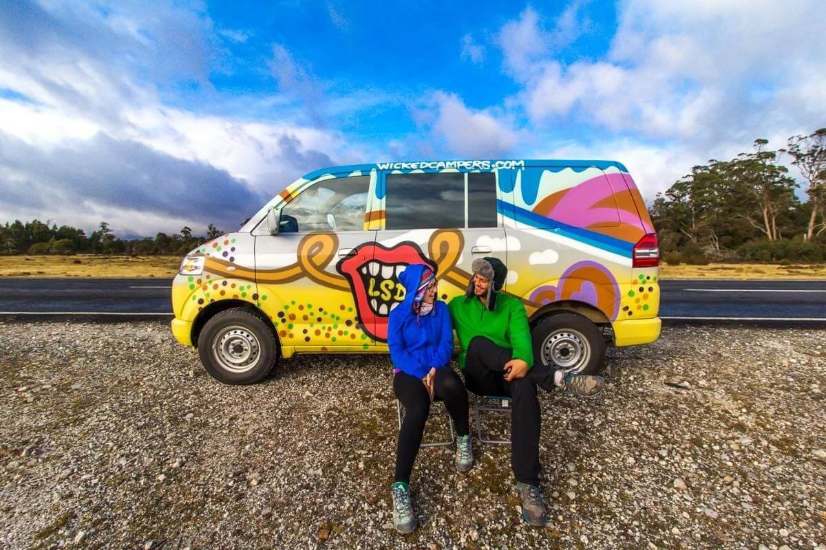 To je sranda, viď, že jezdíme po Tasmánii s nápisem LSD