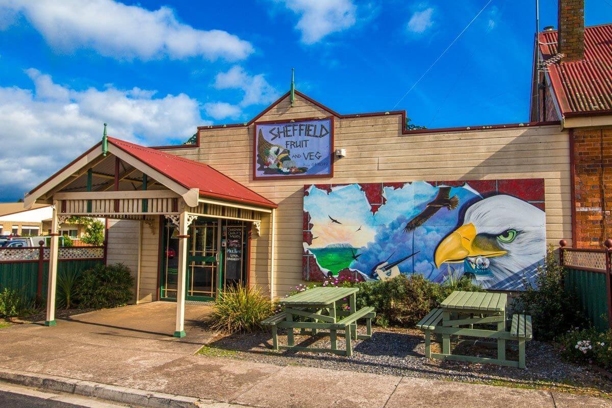 Malebné městečko Sheffield. Doslova, pořádají tady soutěže v malování na zdi.