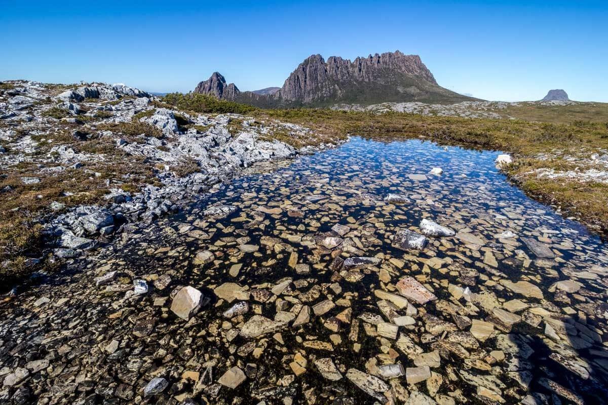 Trekování v NP Cradle Mt je oáza klidu. Stovky kilometrů stezek, jen pár turistů a desítky jezer a křivolakých skal k objevování