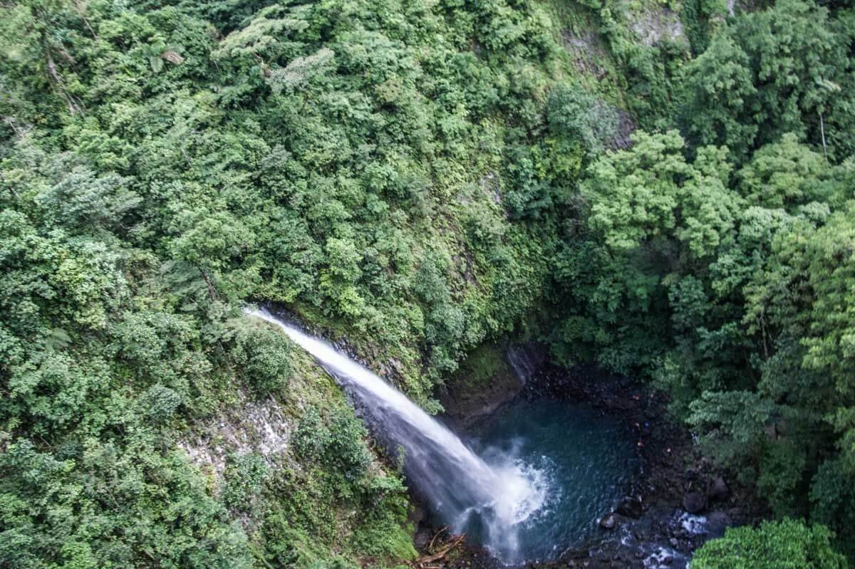 Tahle fotka není pořízenán z vrcholku skály, ale během jízdy na ziplině. Woohoooo!