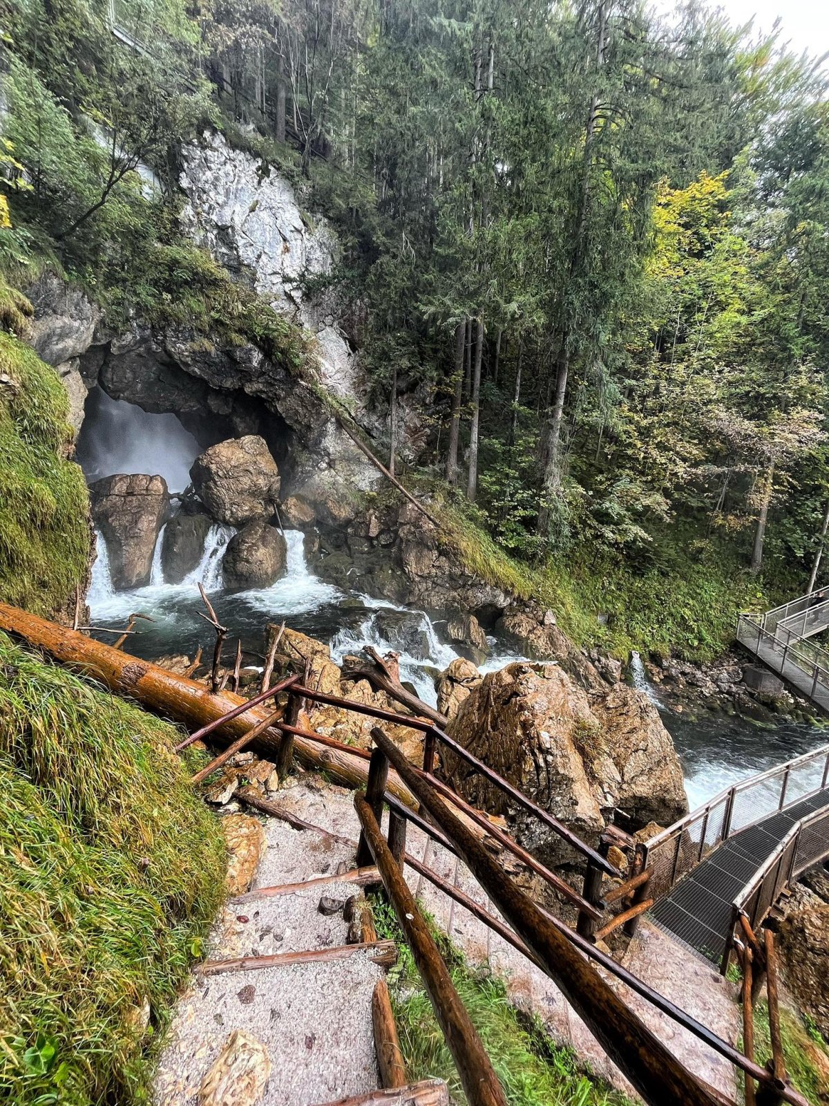 Schwarzbachfall Höhle
