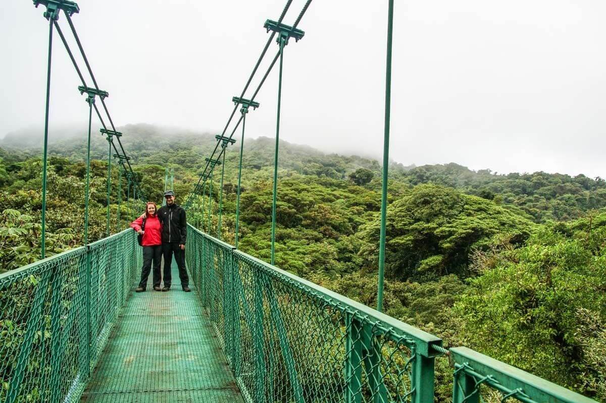 A takhle je to v Kostarice pořád. Je to obrovský prales protkaný stezkami, zavěšenými mosty... Indiana Jones by si tu liboval.