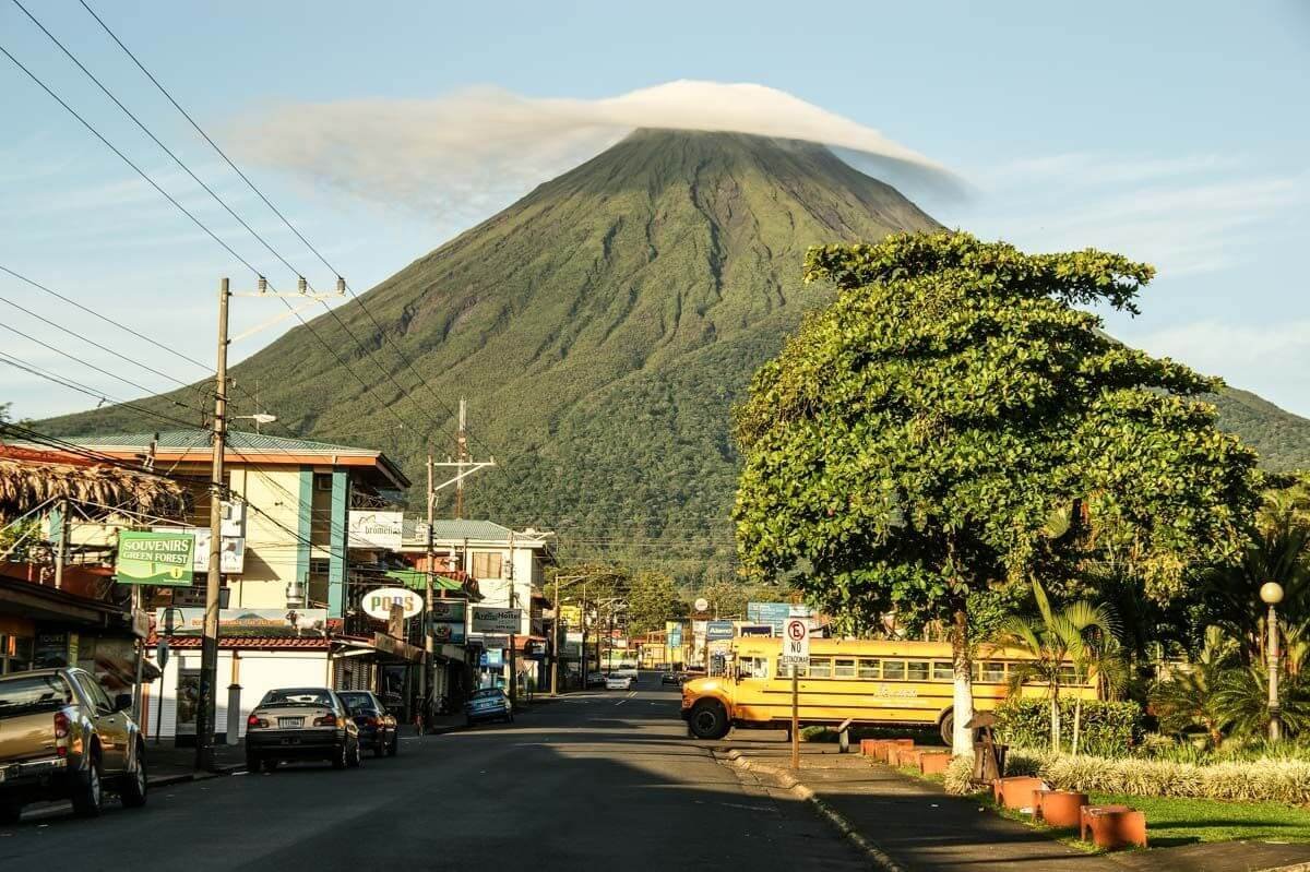 Bájná sopka Arenal. Ráno se její vrcholek zahalí do diskovitého mráčku.