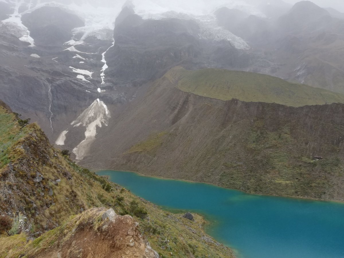 Humantay lake za deště 