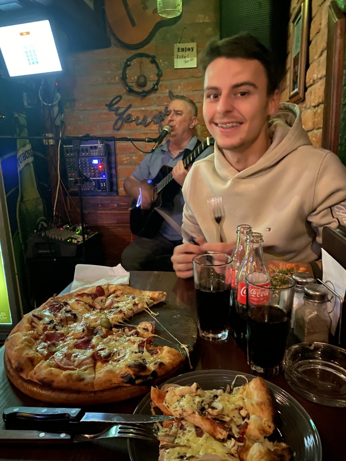 Restaurace jsou obvykle přeplněné a nabízí živou zábavu