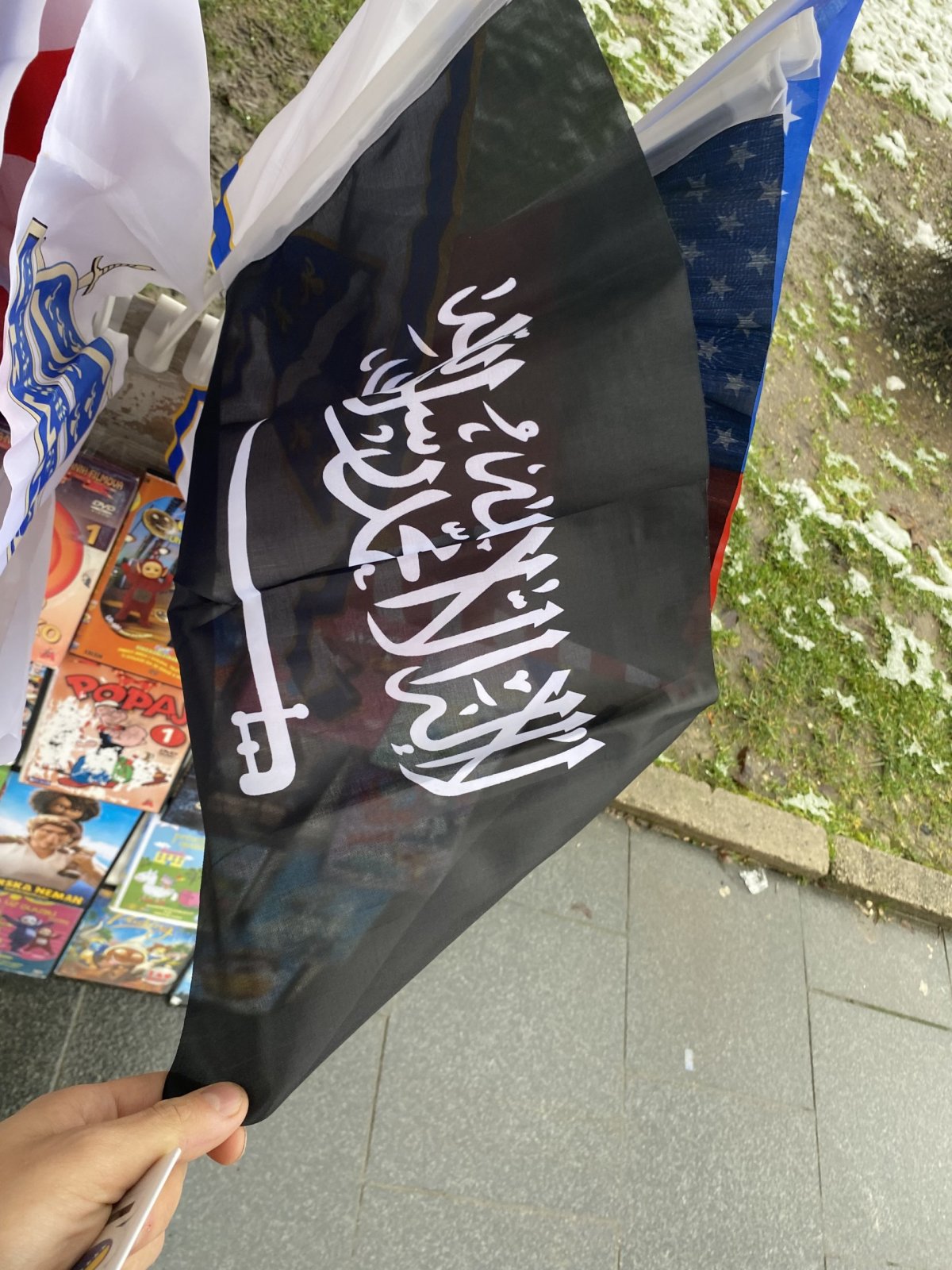 Bizár.. V centru města vlajka ISIS