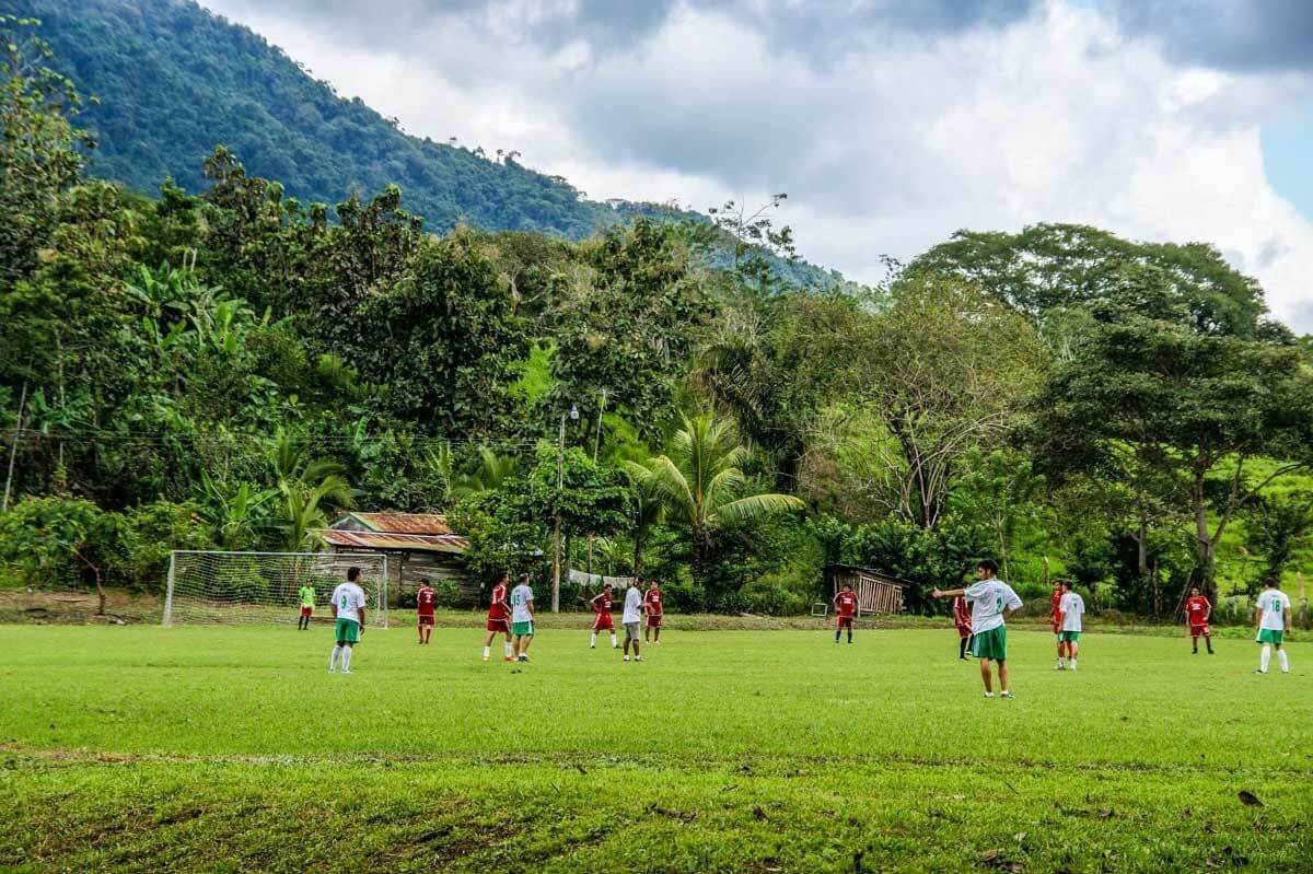 Pralesní liga. Fotbal nijak nemusíme, ale po hodinách bloudění v pralese jsme měli radost, když jsme na "stadion" narazili.
