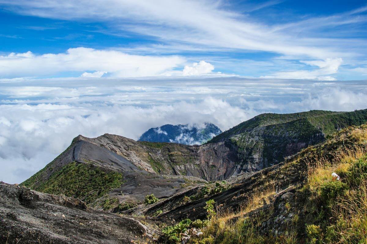 Vulkán Irazú. Dá se dojet až pod vrchol a zbytek dojít - výhled za výlet stojí, vulkán má několik kráterů.