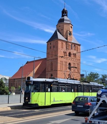 Katedrála s his-torickou tramvají v bežném provozu