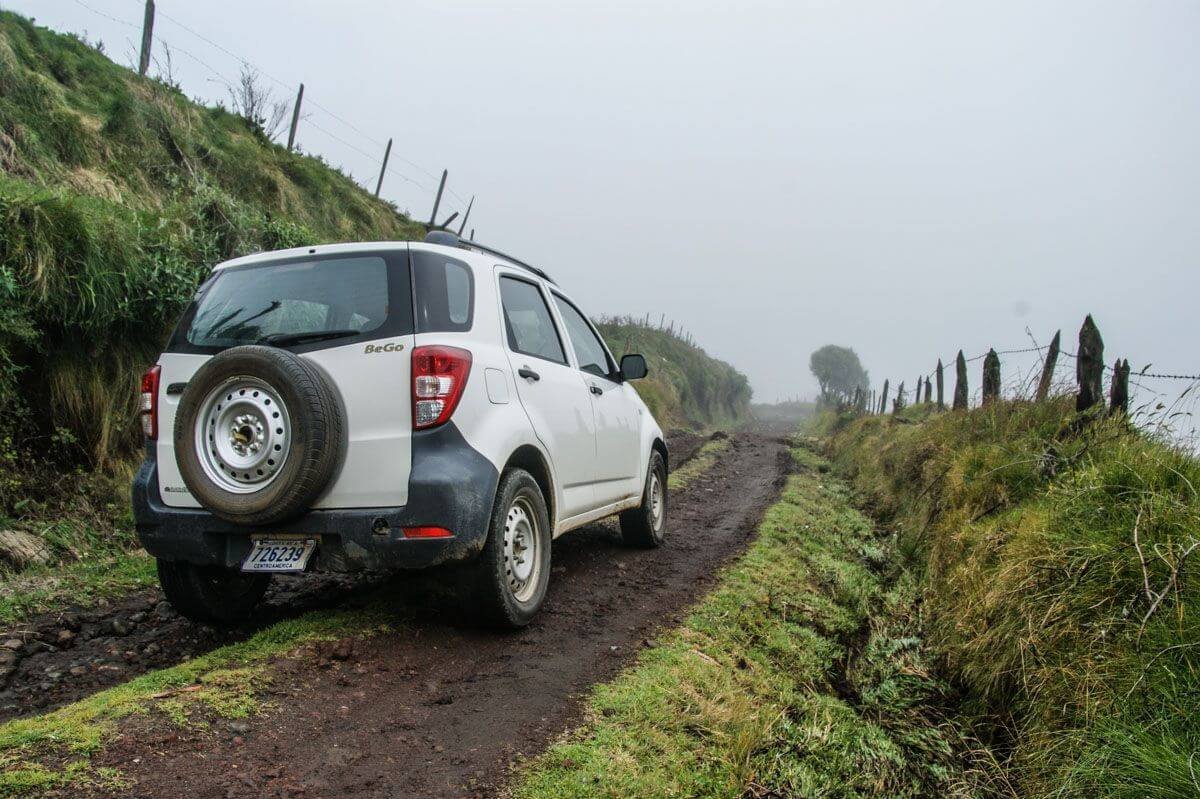 Cestou z vulkánu Irazú. Brzdy pomalu hoří, stěrače přestávají fungovat, ale co už.