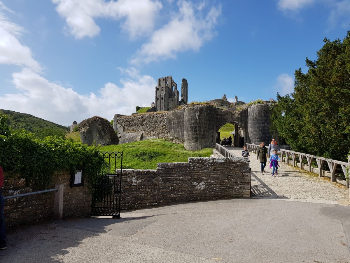 Zřícenina v Corfe castle z dálky.
