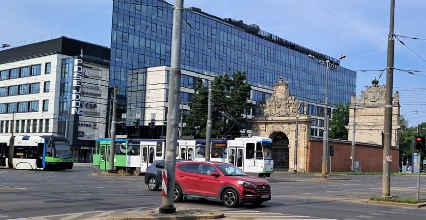Střet dvou generací budov- Brama Por-towa o několik stole-tí do minulosti a v pozadí moderní skleněná budova. A dvou generací tr