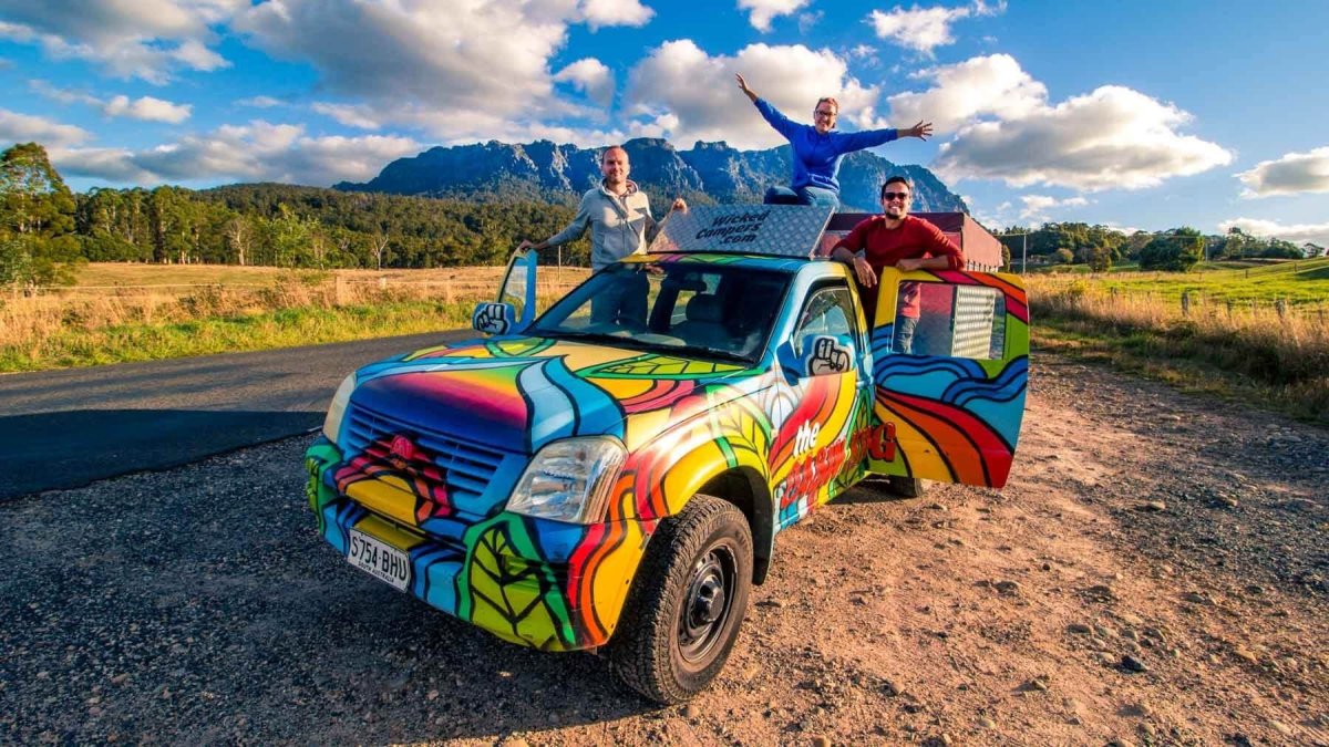 Tak co, jste ready na epické roadtripy, dobrodružství za volantem a nekonečné kilometry za horizontem? Tak se připoutejte, jedem