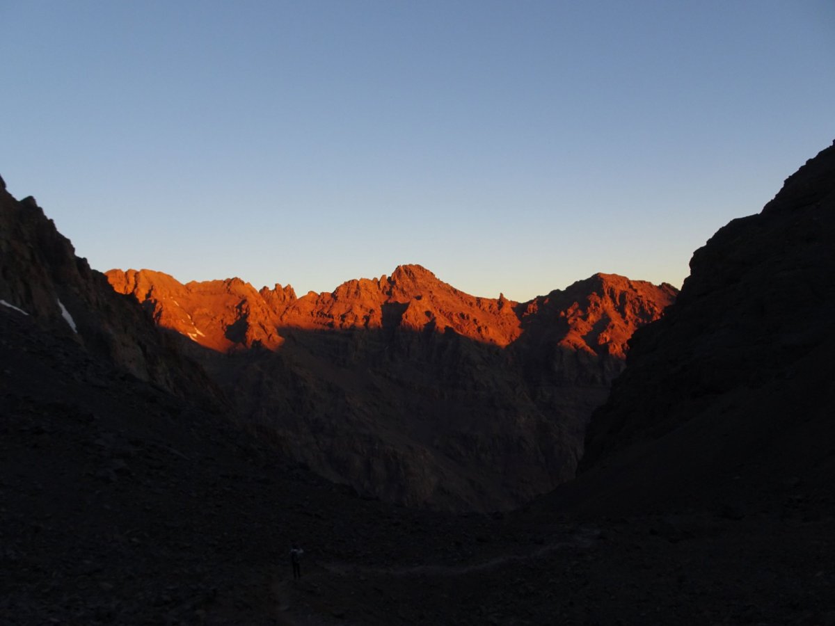 První ranní sluneční paprsky ozářily vrcholy Velkého Atlasu