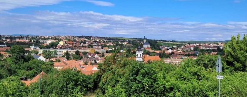 Výhled na Eger a kopce v pozadí z terasy našeho penzionu