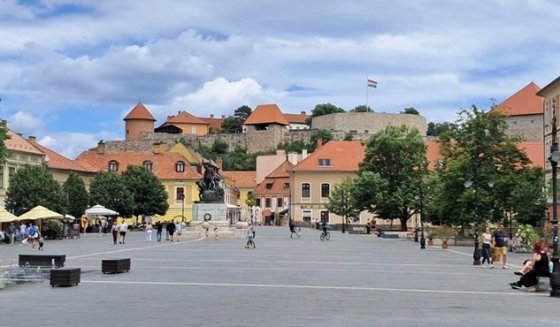 A pohled z náměstí na areál hradu nad městem