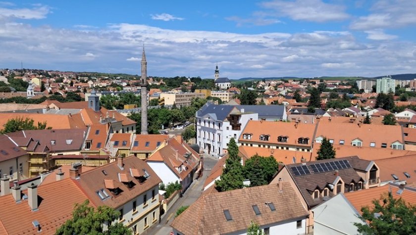 Pohled z hradu na centrum města a minaret