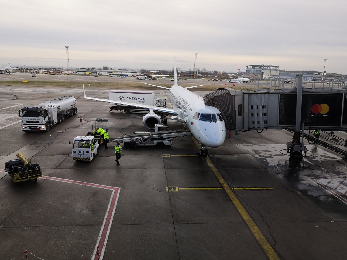 Náš letoun na letišti v Bělehradě