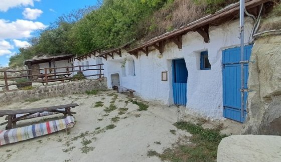 Další skalní příbytky u obce Egerszalok