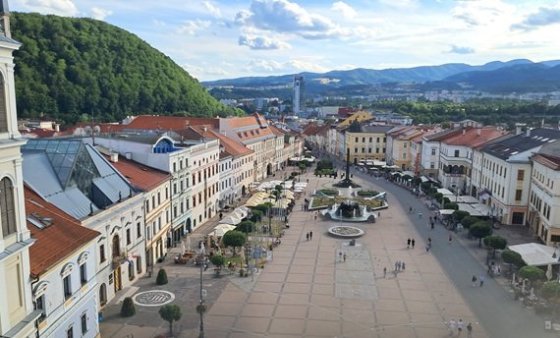 Centrum Bánské Bystrice. Je patrné, že město leží mezi horami 