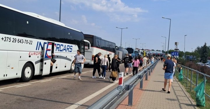 Atmosféra ve frontě před vjezdem na přechod