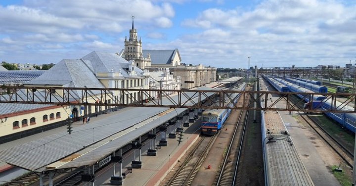 Brestské nádraží. V popředí příměstský elektrický vlak z vagónky Riga