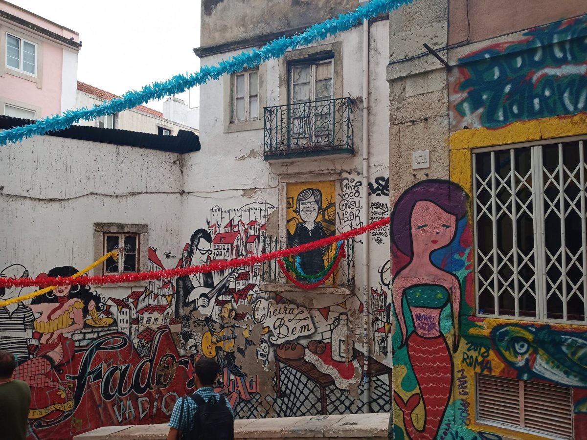 V letě Vánoční ozdoby i Malované domy 