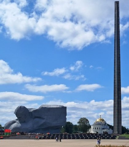 A pohled na betonový monument z dálky, ať si dokážete představit jeho velikost. Vpravo od něj pravoslavný chrám a vysoký sloup.