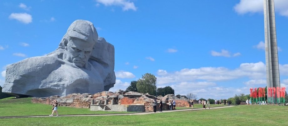 Mohutný památný betonový monument. Vpravo vidíme běloruské národní barvy. 