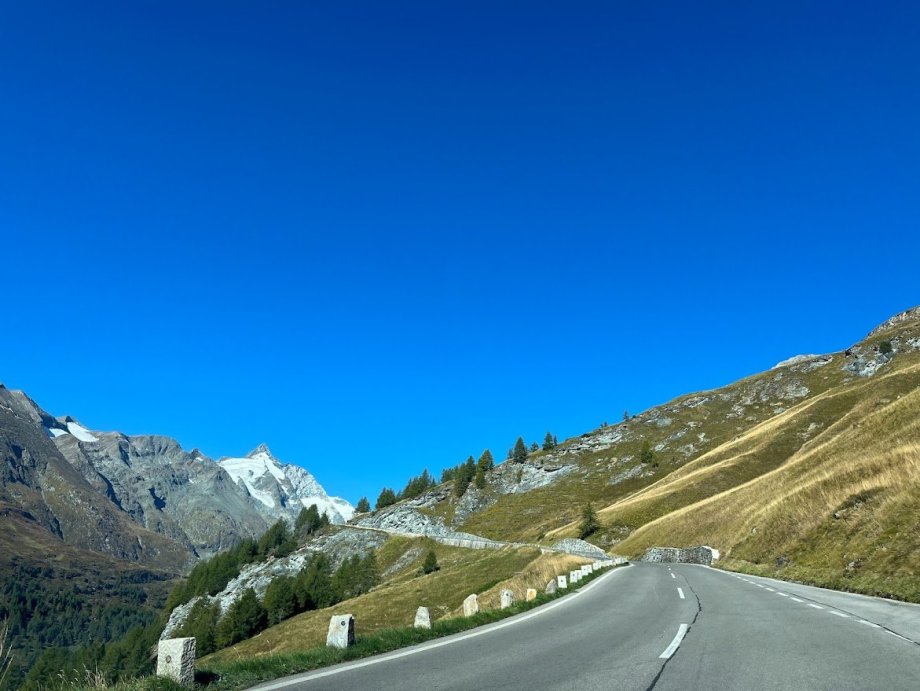Grossglockner Hochalpenstrasse a výhled na Grossglockner v dálce