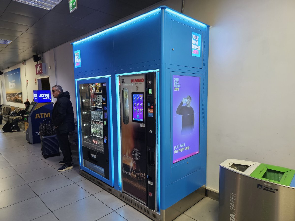 Prodejní automat v letištní hale