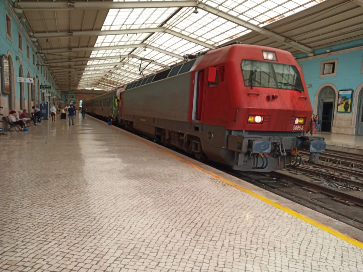 Vlak IC v Lisabonu Santa Apolonia , kterým později jedu z Entracamenta 
