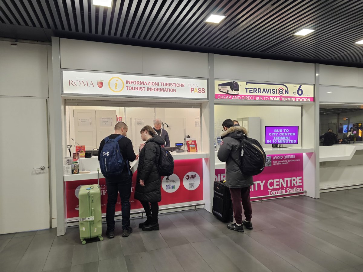 Stánky na prodej autobusových jízdenek