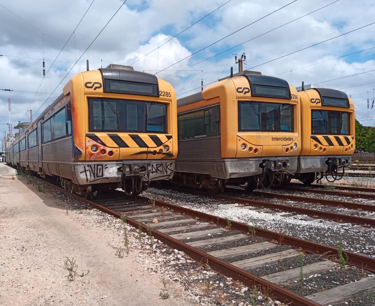  soupravy vlaků pro regionální spoje Entrocamento 
