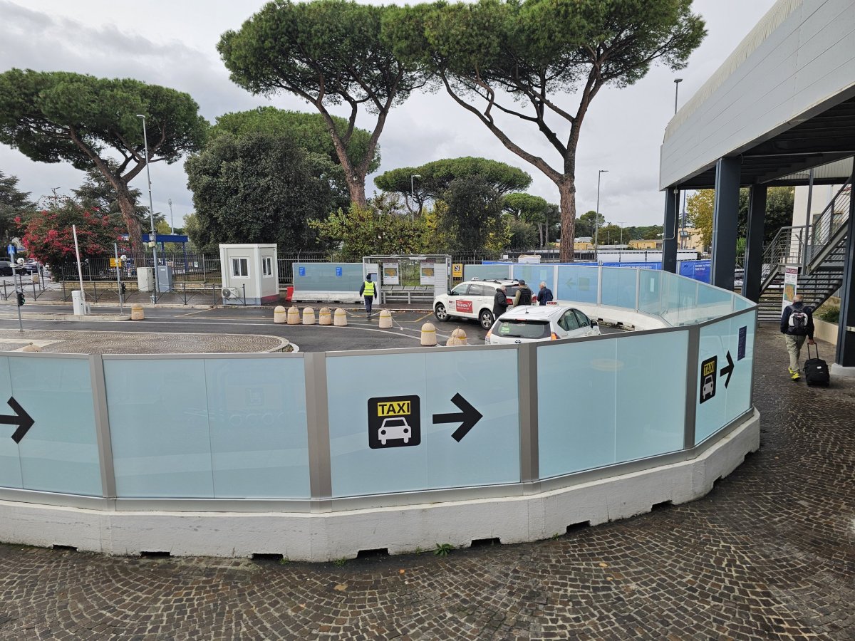 Stanoviště taxi před příletovou halou