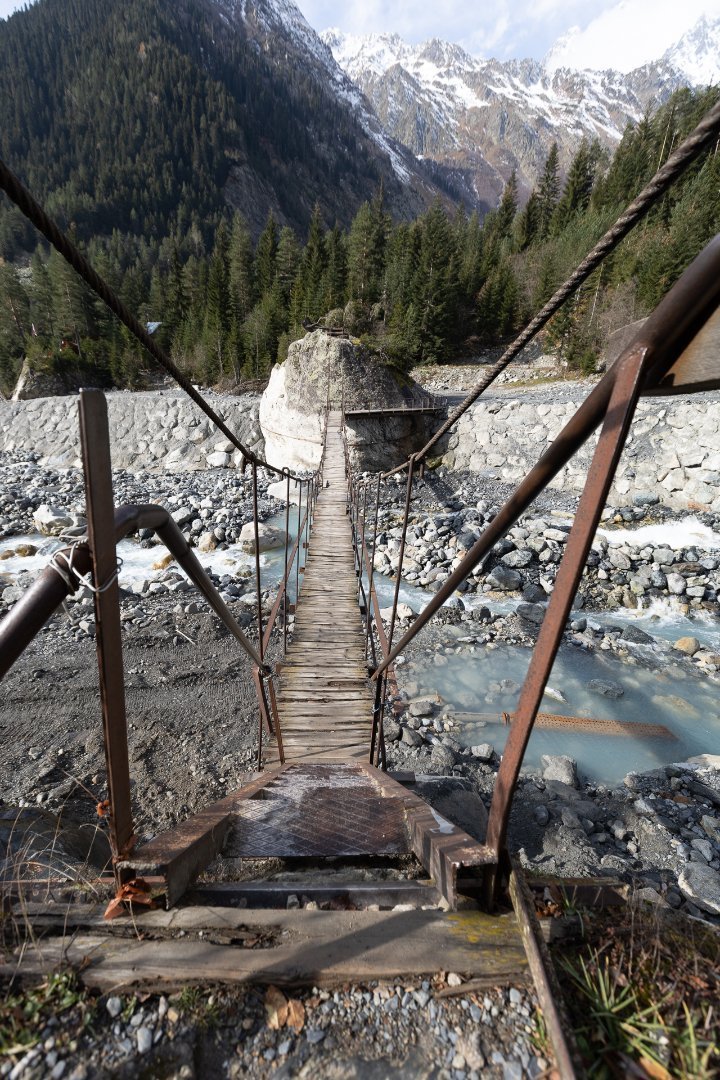 Most přes řeku u Chalaadi Glacier