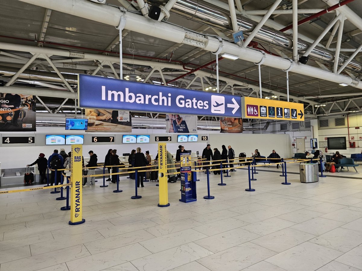 Odletová hala s check-in přepážkami