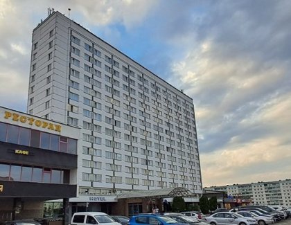 Hotel Orbita vypadá na první pohled zvenku jako socialistický panelák