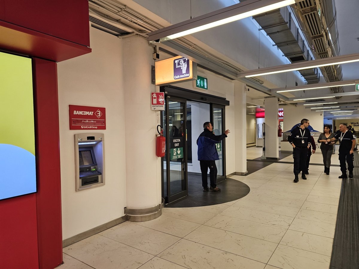 Bankomat UniCredit v odletové hale