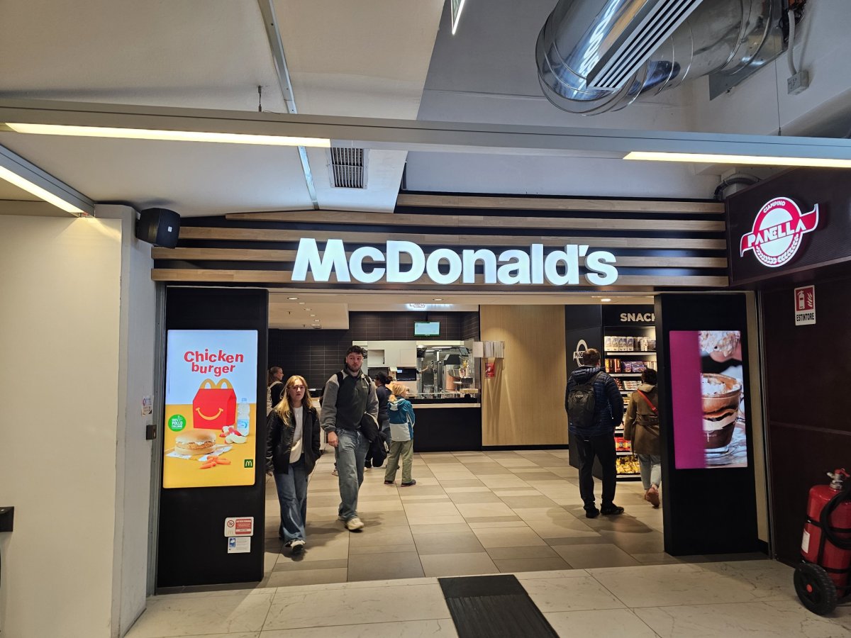 McDonald's v odletové hale, veřejná část