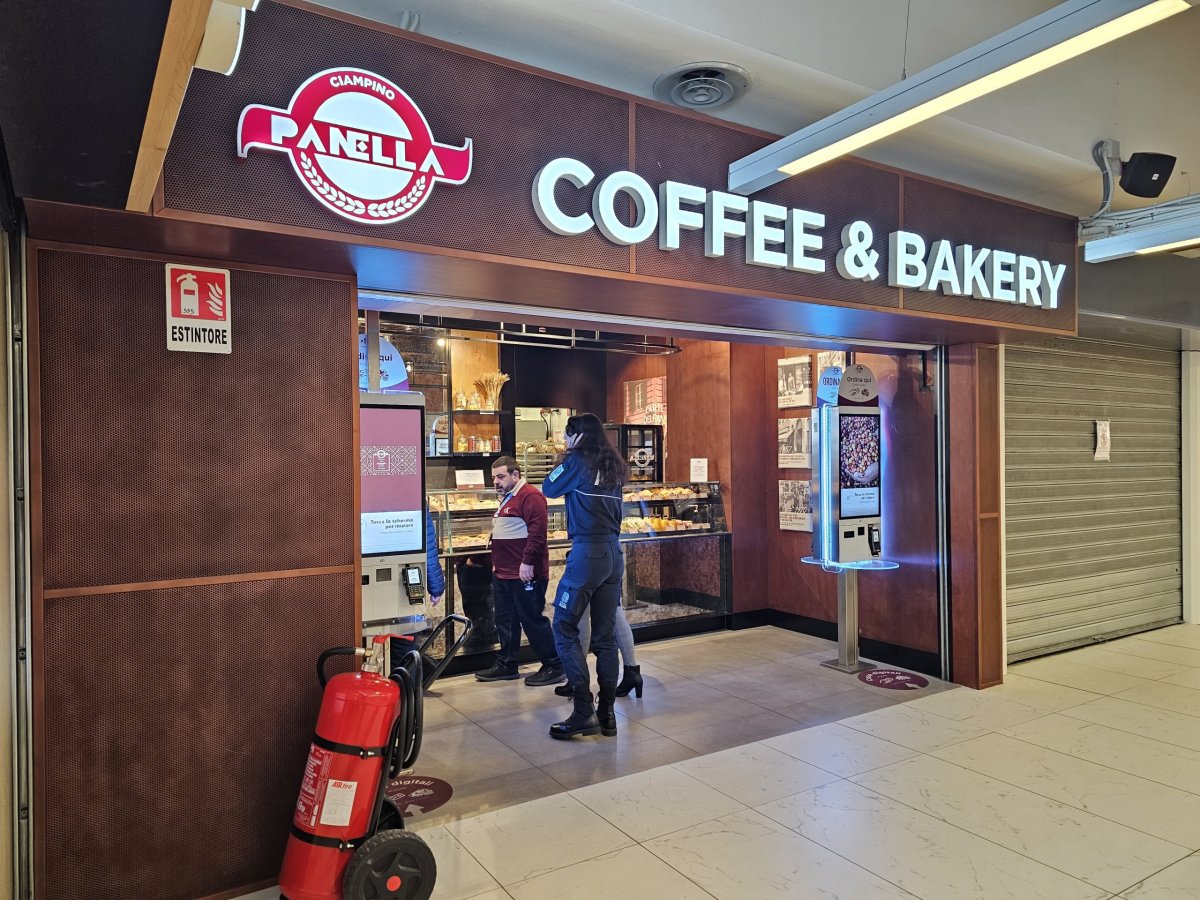 Kavárna v odletové hale, veřejná část