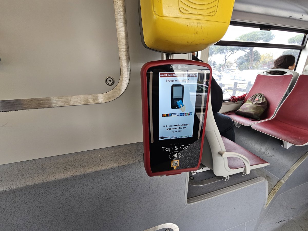 Validátor pro platbu jízdného bezkontaktní kartou