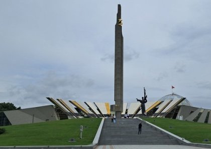 Památník obětí velké vlasteneké války. Muzeum je v té kopulovité budově vpravo.