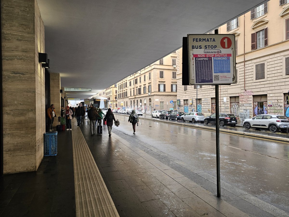 Zastávky expresních autobusů před stanicí Roma Termini