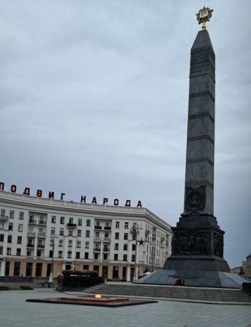 Monument na náměstí Vítezství. 