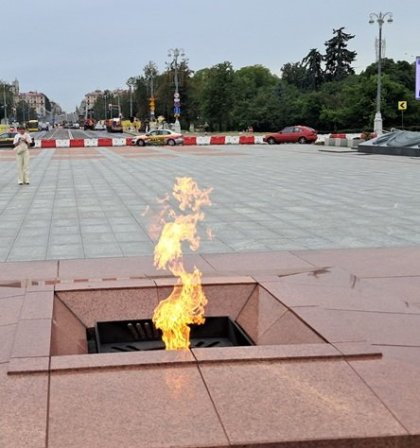 A věčný oheň. V pozadí jeden z bulvárů.