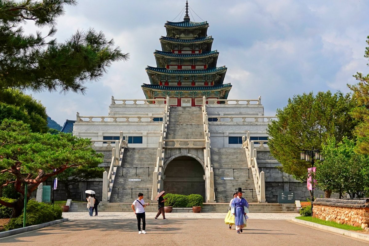 turisté v zapůjčených kostýmech před pagodou
